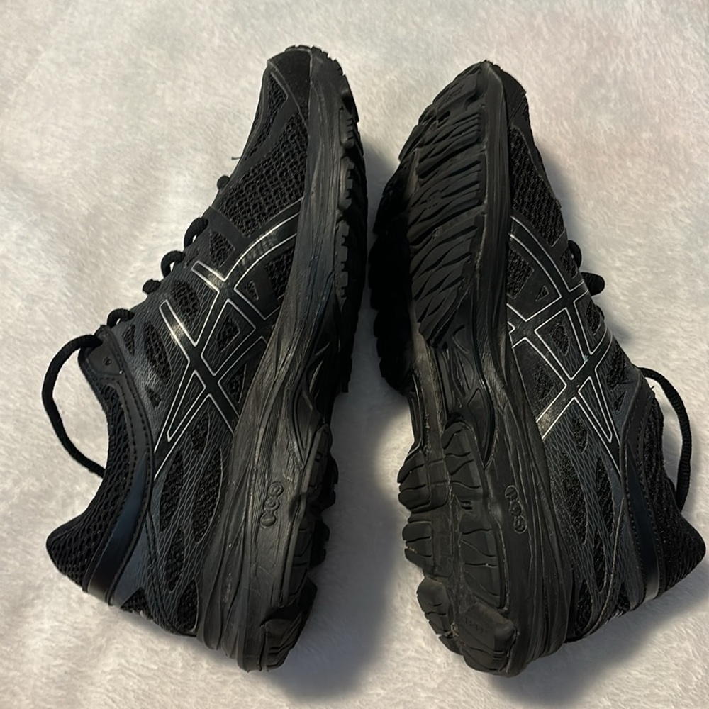 Black ASICS. - Picture 2 of 4